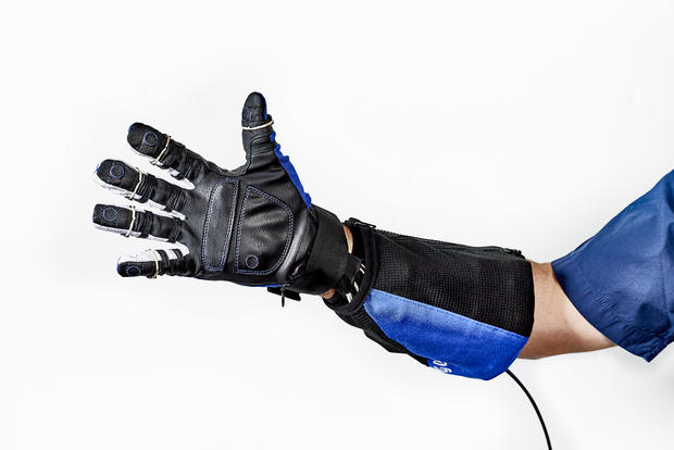 Robo-Glove_OutstretchedHand_72dpi 