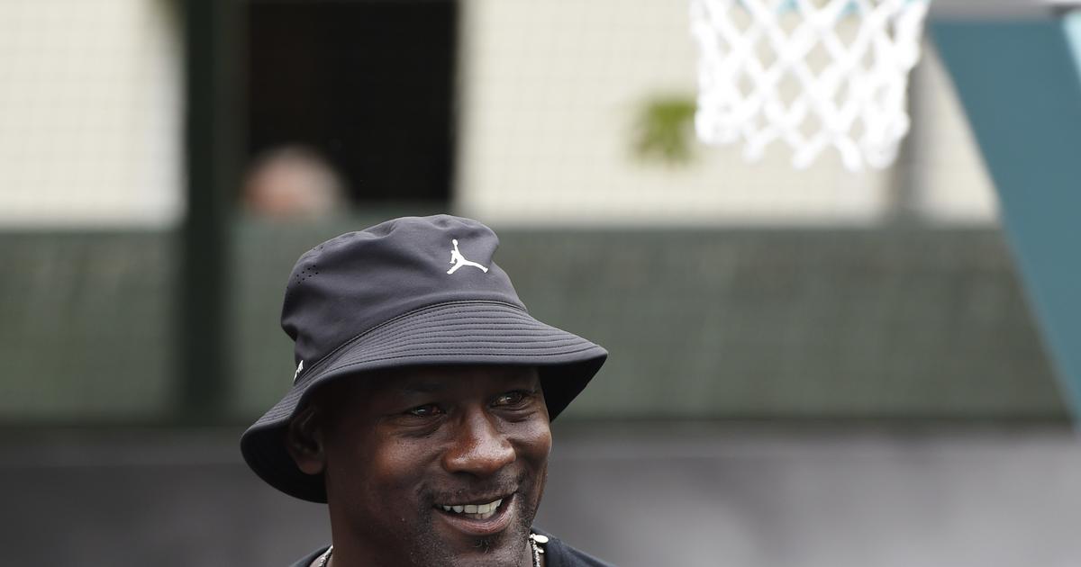 What Would You Rate Michael Jordan's Outfit As Michigan's Honorary Captain?  •