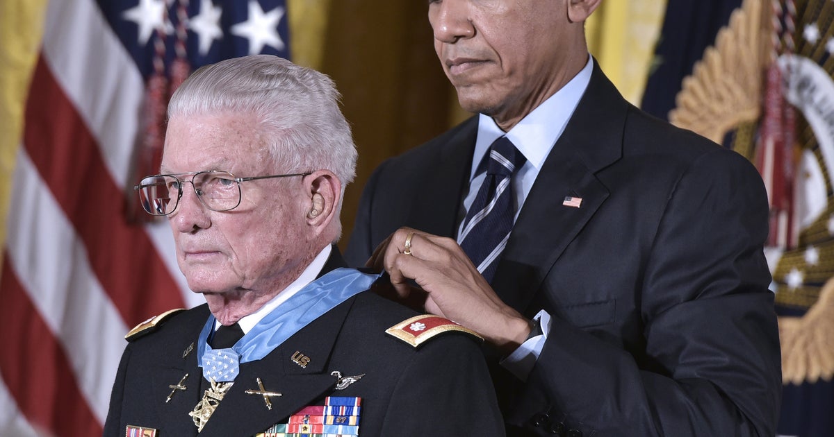 Obama presents Vietnam veteran Charles Kettles with Medal of Honor