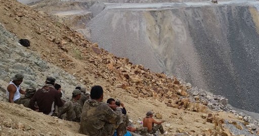 15 undocumented migrants rescued from Arizona mine - CBS News