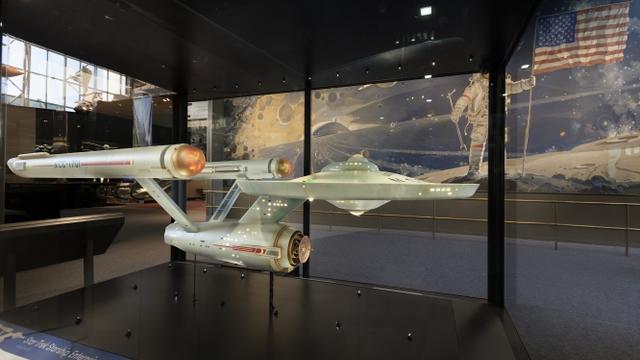 starship-enterprise-model-case.jpg 