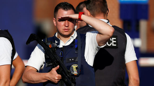 ​Belgian police officers stand guard outside the main police station after a machete-wielding man injured two female police officers before being shot in Charleroi, Belgium, Aug. 6, 2016. 