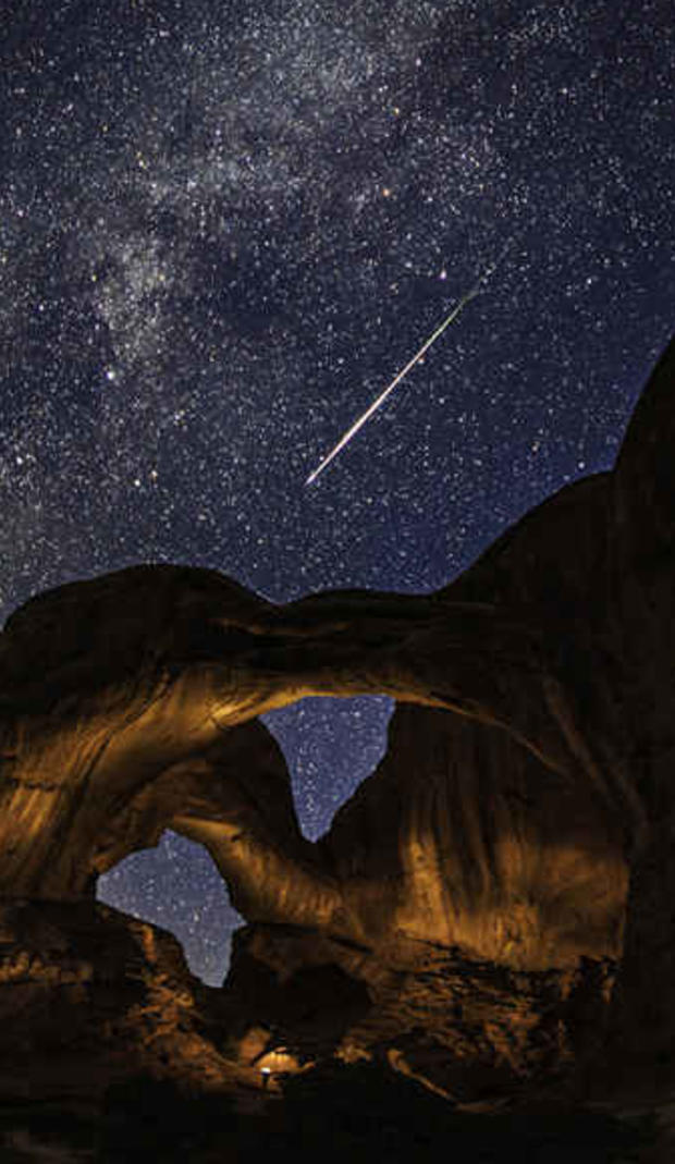double-arch-perseid-meteor.jpg 