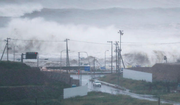 japan-typhoon-lionrock-waves.jpg 