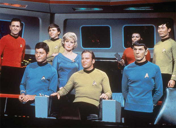 star-trek-tos-enterprise-crew-on-the-bridge.jpg 