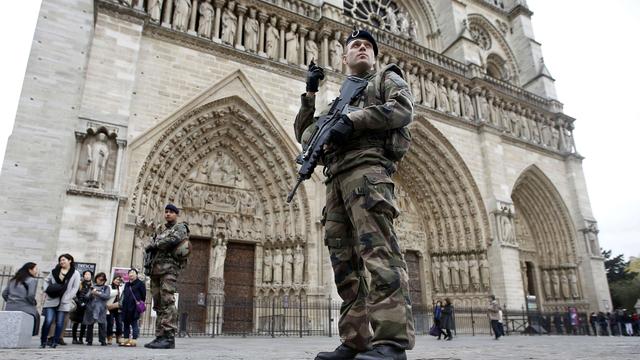 paris-notre-dame-soldier.jpg 