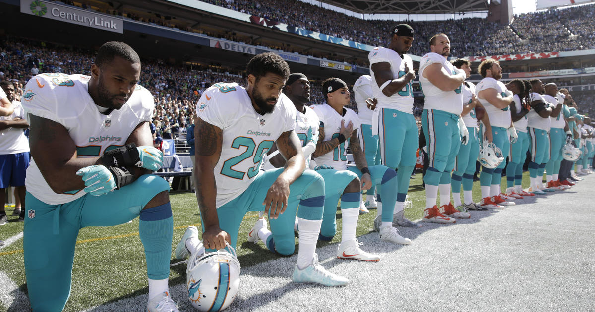 After Trump Blasts N.F.L., Players Kneel and Lock Arms in Solidarity - The  New York Times