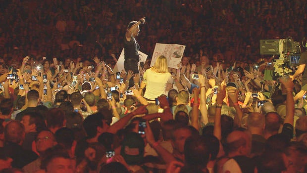 bruce-springsteen-with-crowd-on-tour-620.jpg 