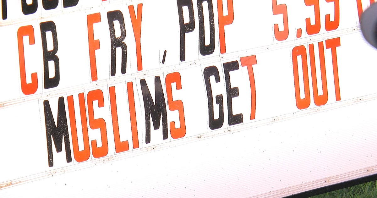 Minnesota restaurant owner defends “Muslims Get Out” sign - CBS News