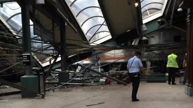 ap-16273534810733-collapsed-roof-nj-transit-worker.jpg 