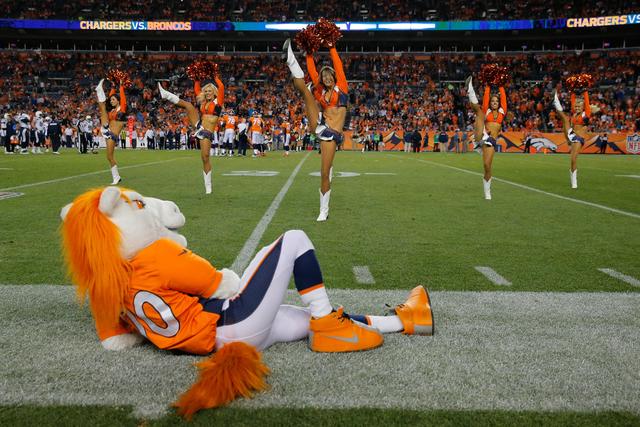 Barrier-breaking' or 'embarrassing'? First NFL male cheerleaders spark  debate — RT Sport News