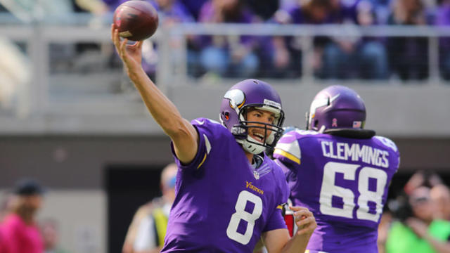 sam-bradford-vikings-throws.jpg 