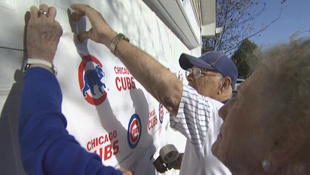 chicago-cubs-fans-stan-rauch-hanging-sign-620.jpg 