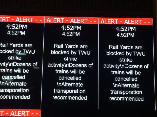 rail-yards-blocked-by-twu-strikers.jpg 