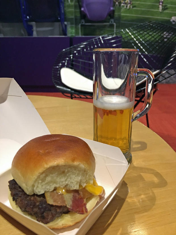 bacon-cheeseburger-and-mini-summit-beer 