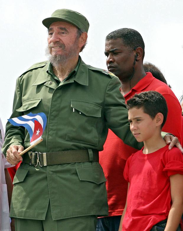 Cuban President Fidel Castro (L) poses w 