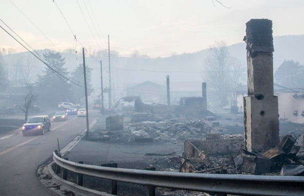 tennessee-wildfire-ap-16335035962622.jpg 