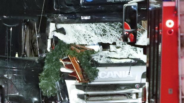 Truck plows into Berlin Christmas market 