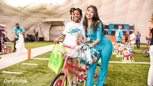 cheerleader-nidia-and-student-at-dolphins-holiday-toy-event.jpg 