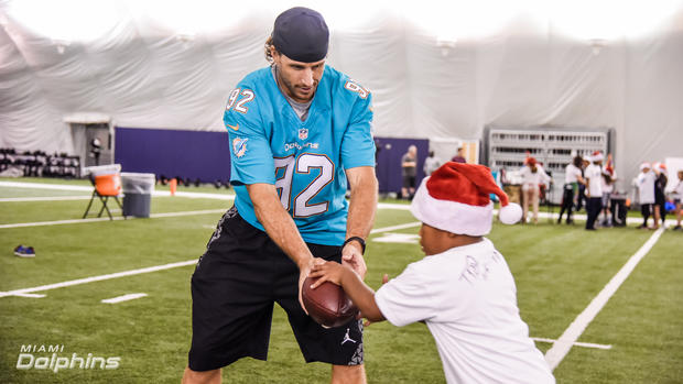 john-denney-with-kid-at-the-dolphins-holiday-toy-event.jpg 