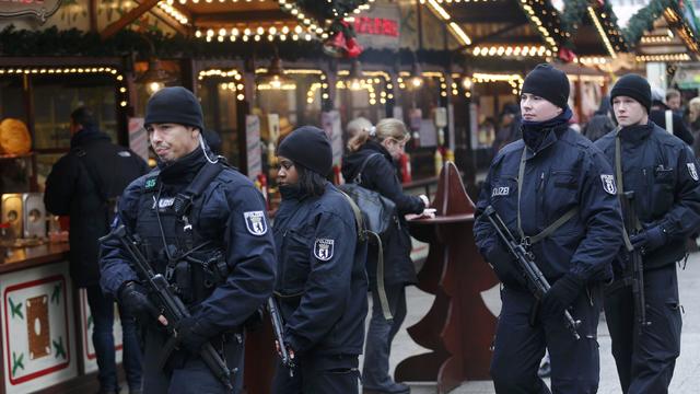 berlin-christmas-market-police.jpg 