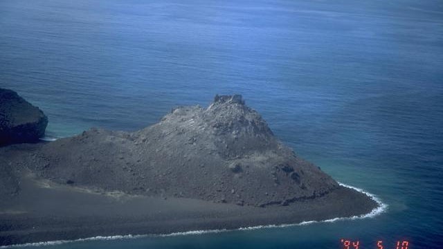 bogoslof-volcano-alaska-eruption-2016-12-23.jpg 