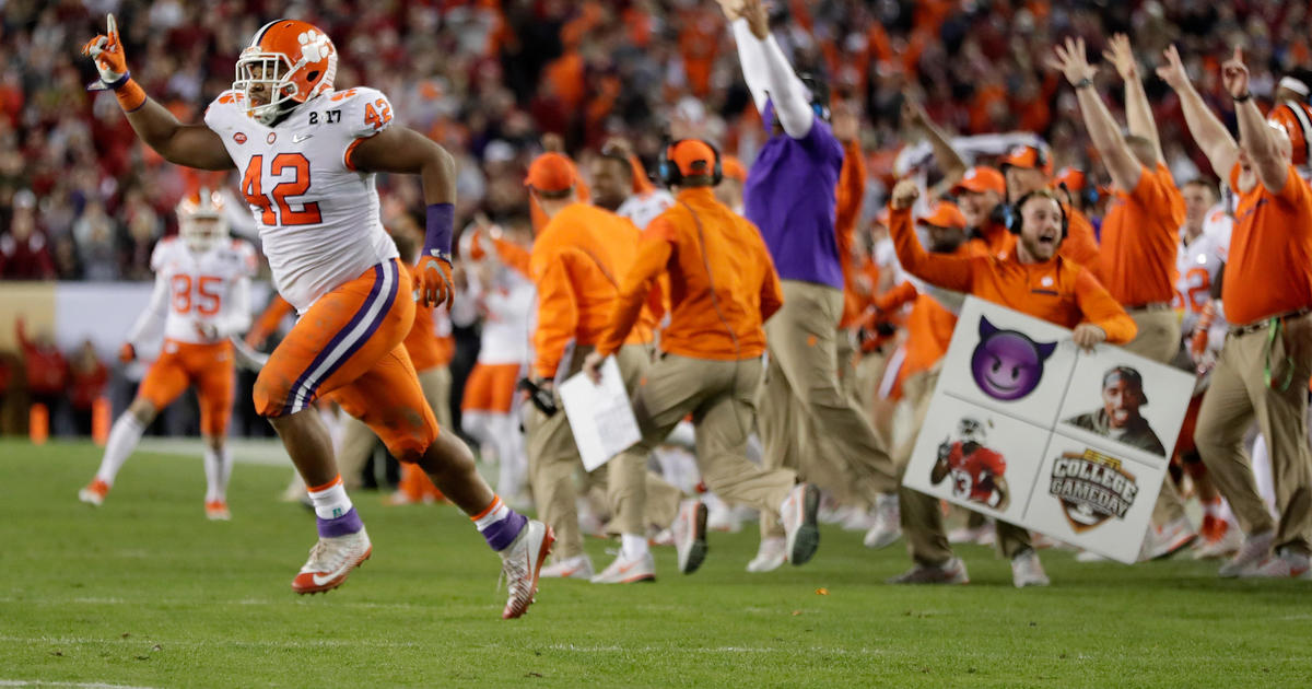 January, 9 2017 Tampa, FL.Alabama Crimson Tide linebacker (10) Reuben Foster  in action during the National Championship college football game between  the Clemson Tigers, and Alabama Crimson Tide, on January 9, 2017.