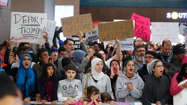airport-trump-gettyimages-632966120.jpg 