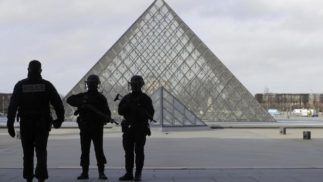 paris-louvre-attack.jpg 