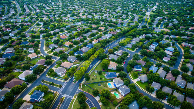 suburbs-istock-635721372.jpg 