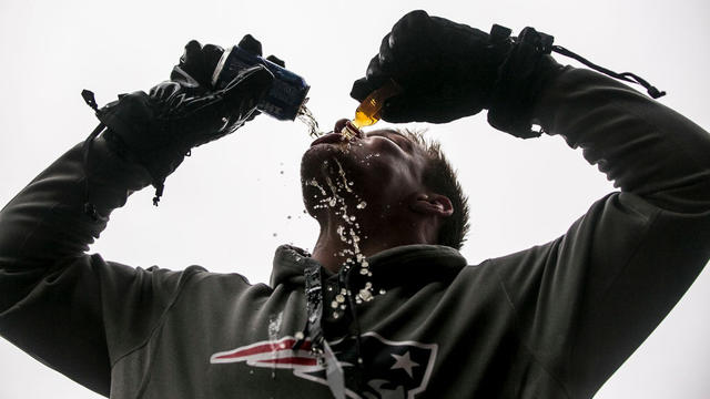 dl-rob-gronkowski-beers-at-patriots-parade.jpg 