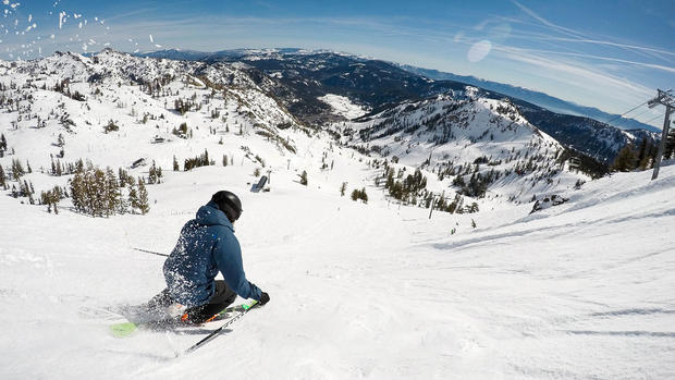 squaw-valley-alpine-meadows-skiing 