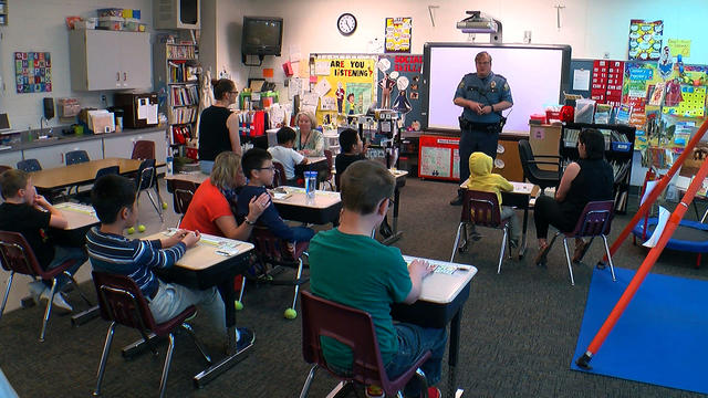 officer-rob-zink-talks-to-students-with-autism.jpg 