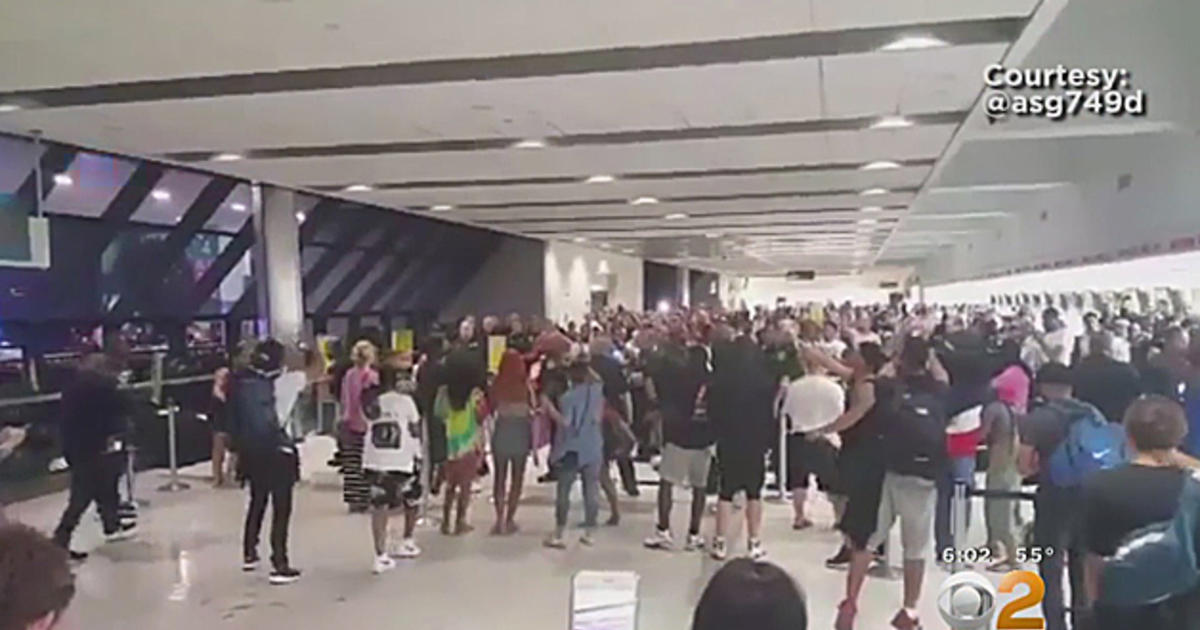 Angry Passengers Left Stranded By Spirit Airline Cancellations Cbs Los Angeles
