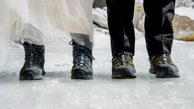 Daring couple gets married on Mount Everest 