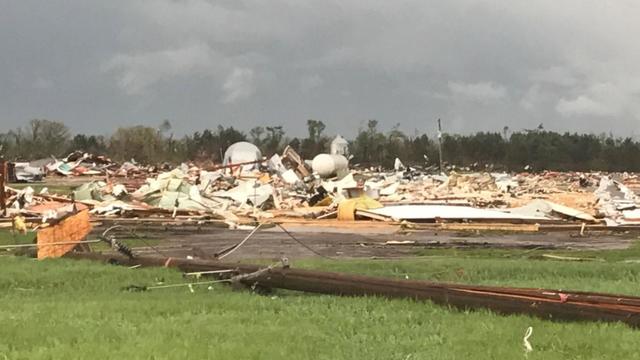 170516-wcco-tornado-damage-01.jpg 