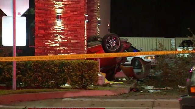 car-smashes-into-kissimmee-florida-strip-mall-060117.jpg 