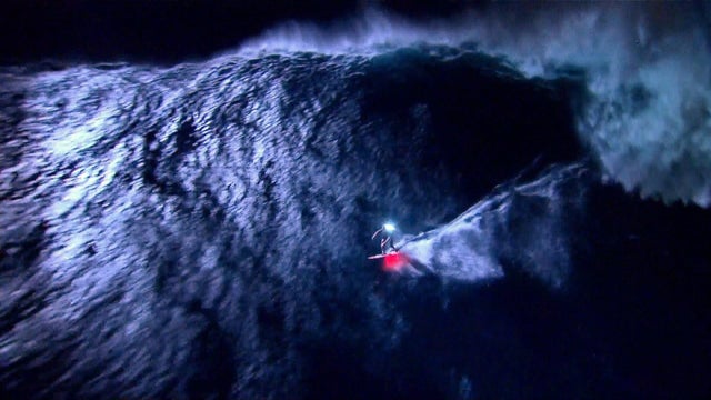 night-surfer-big-wave-2.jpg 