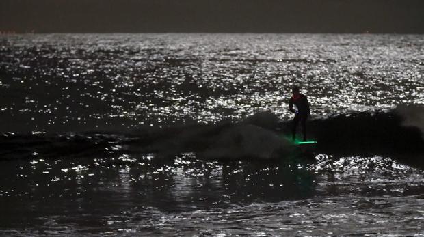 night-surfer-3.jpg 