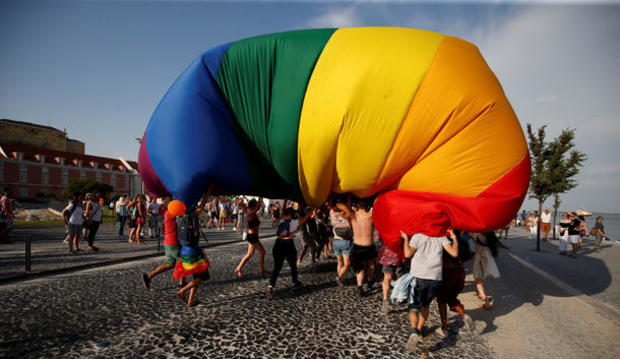 gay-pride-parades-2017-06-17t203223z-1995278643-rc1641a9bcf0-rtrmadp-3-portugal-lgbt-parade.jpg 