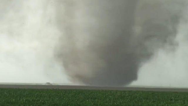storm-chasers-val-and-amy-castor-dodge-city-kansas-tornado-052416-promo.jpg 
