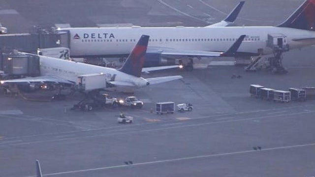 delta-flight-returnhjs-to-seattle-after-incident-with-passenger-070617.jpg 
