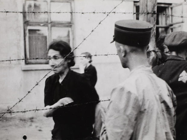 lodz-ghetto-03-ghetto-police-with-woman-behind-barbed-wire-henryk-ross.jpg 