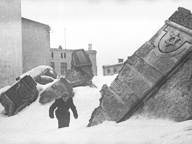 lodz-ghetto-02-man-walking-in-winter-in-the-remains-of-the-synagogue-on-wolborska-street-henryk-ross.jpg 
