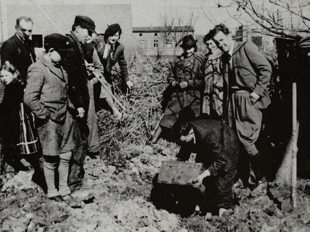 lodz-ghetto-14-excavating-henryk-ross-buried-box-of-negatives-and-documents-in-the-ghetto-henryk-ross.jpg 