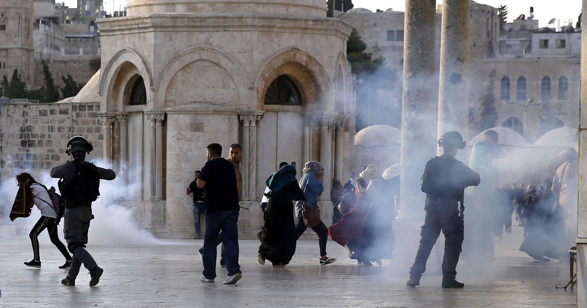 Clashes Erupt At Sacred Site In Jerusalem As Muslims Return To Pray Cbs News 