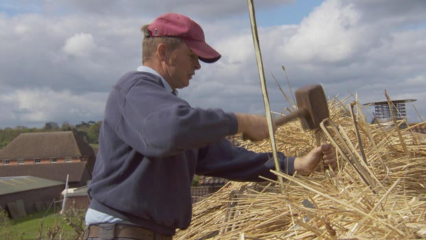 thatched-roof-thatcher-at-work-620.jpg 