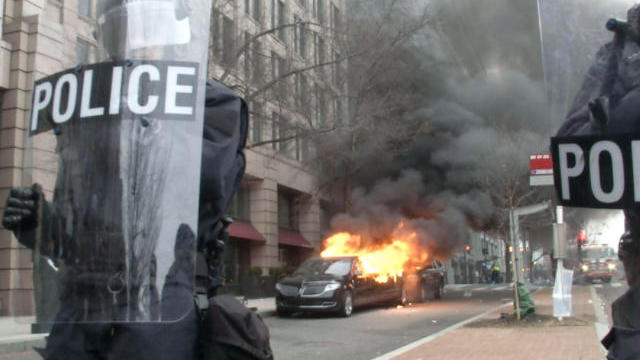 limo-burns-at-inauguration-day-protest-in-dc-on-012017.jpg 