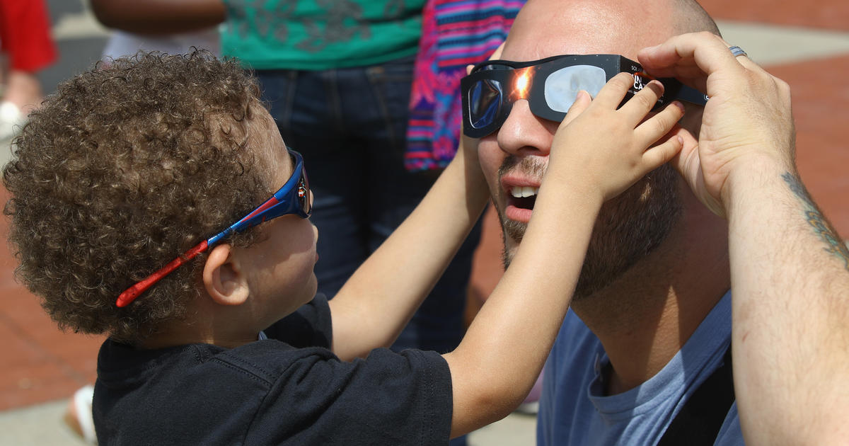 Защо гледането на слънчево затъмнение е опасно без специални очила? Очни лекари обясняват.