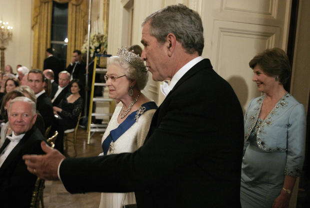 US President George W. Bush escorts Quee 